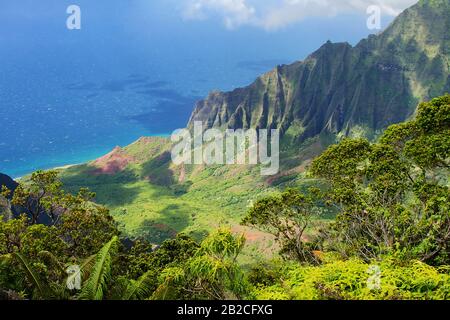 Kauai, Hawaii, USA: Na Pali Küste Übersicht (Kalalau Aussichtspunkt im Koke`e State Park) Stockfoto